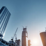 Große Bürogebäude mit Baukränen