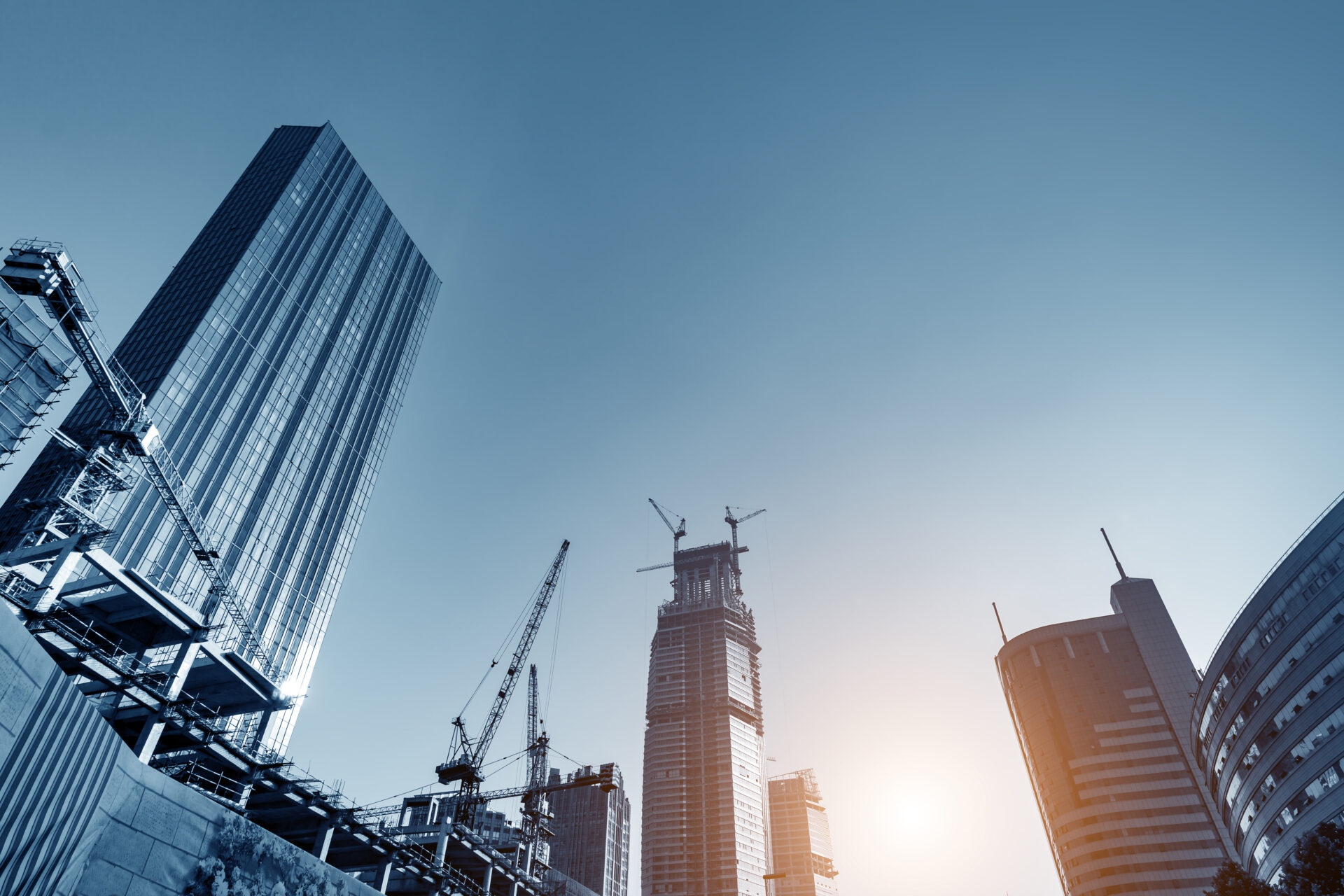 Große Bürogebäude mit Baukränen