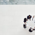 Eine Gruppe von Geschäftsleuten steht im Kreis