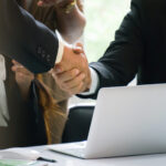 Geschäftspartner schütteln Hände